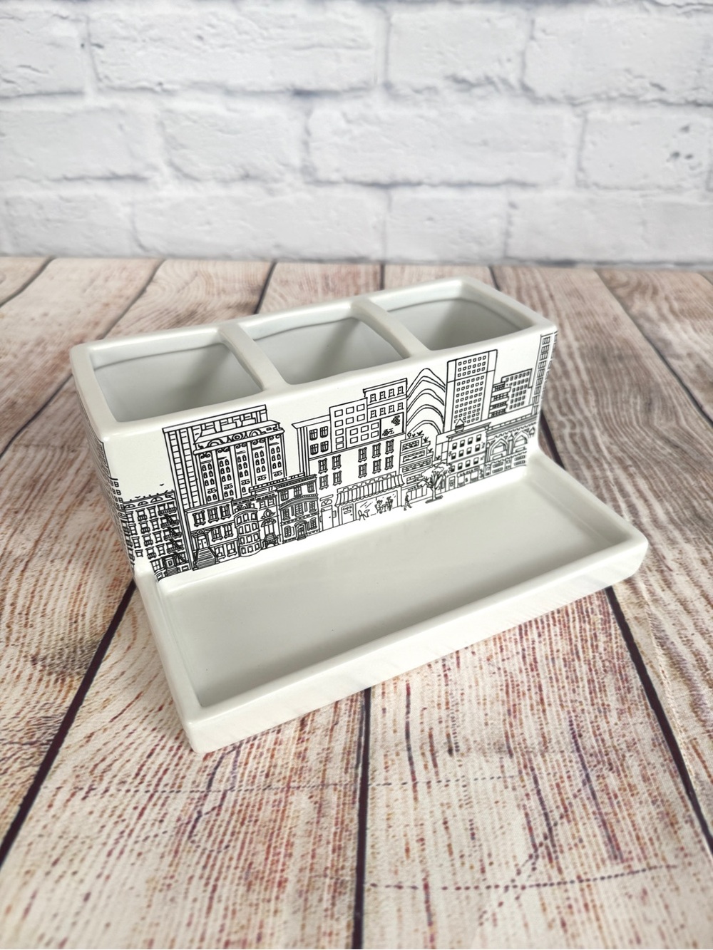New DKNY Ceramic Desk Organizer - New York City Skyline Pen Holder & Tray